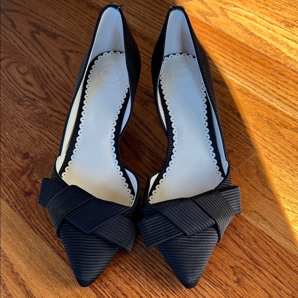 1901 Black Pointed Toe Bow Flats with Scalloped Insole